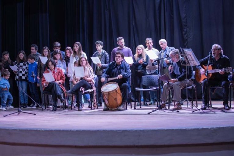 Emotivo Homenaje Al Folklorista Mario Arnedo Gallo Padre Del Bajista