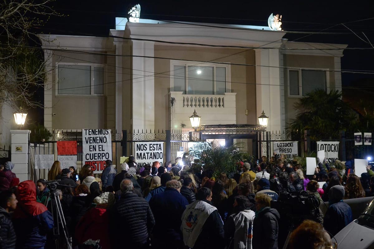 Una manifestación frente a la casa del cirujano Lotocki pidió justicia