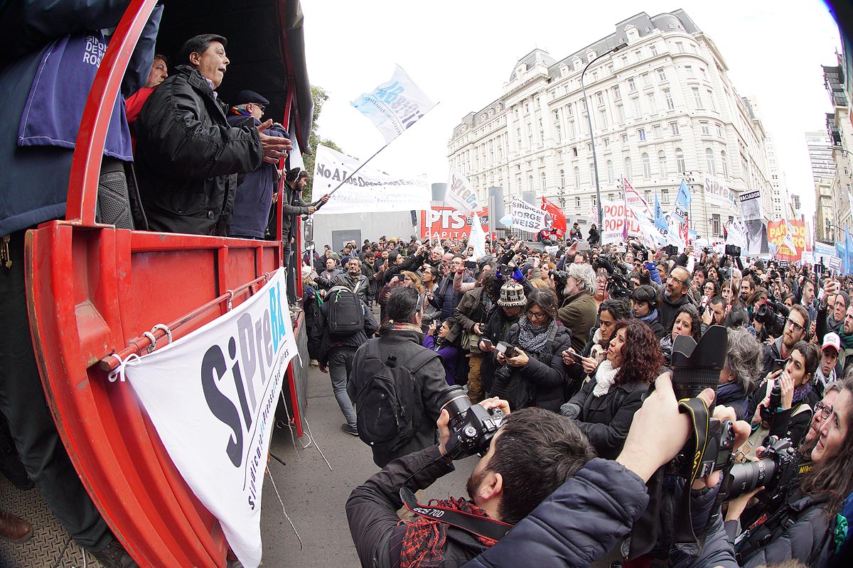 Los trabajadores de prensa se movilizan a la cámara empresaria AEDBA