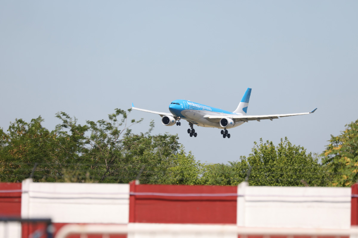 Así fue la llegada a Ezeiza del vuelo que trajo las primeras dosis de la vacuna Sputnik V