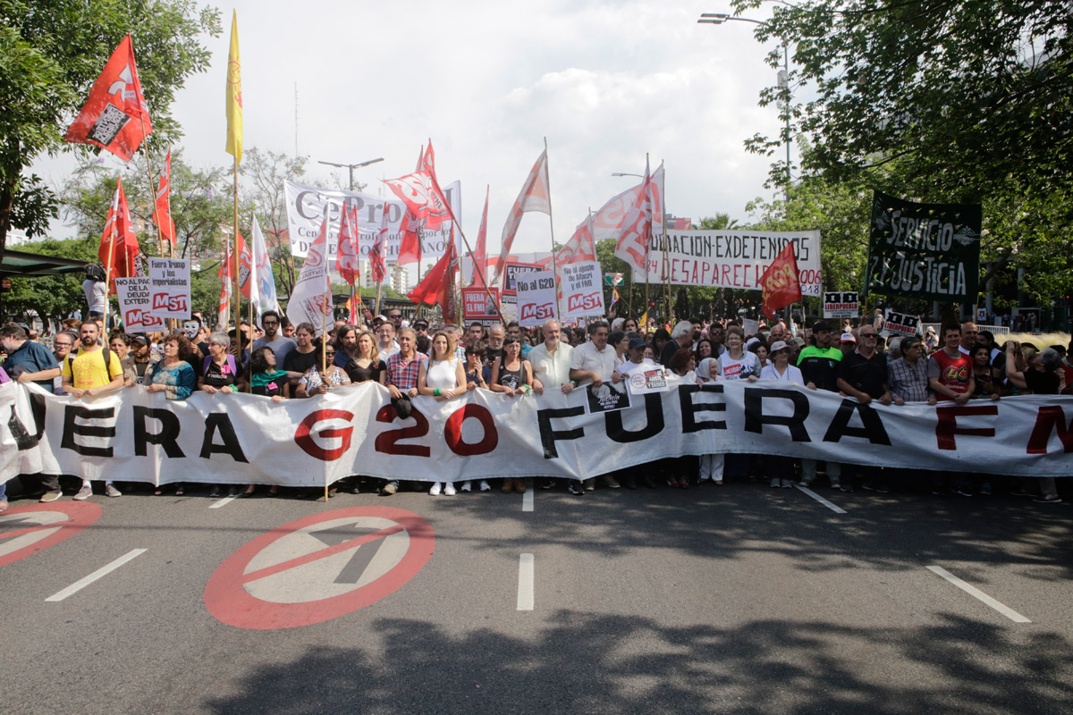 Masiva movilización en medio de una ciudad militarizada