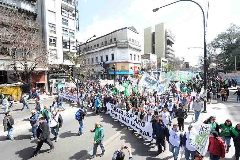 Estatales marcharon contra el ajuste de Vidal