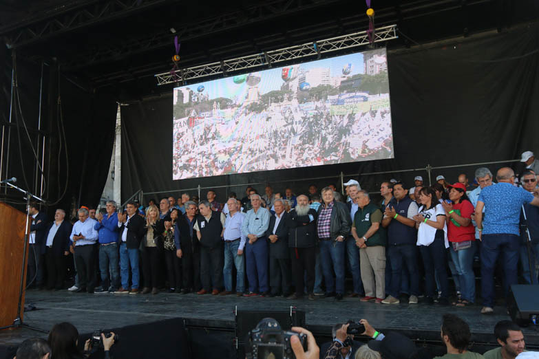 La CGT y las organizaciones sociales marcharon frente al Congreso