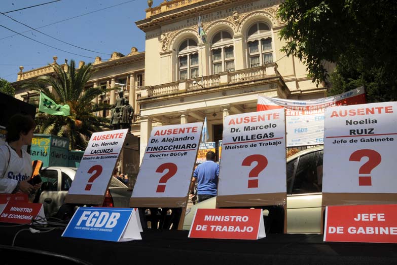 Con una sentada, los docentes pidieron reabrir paritarias