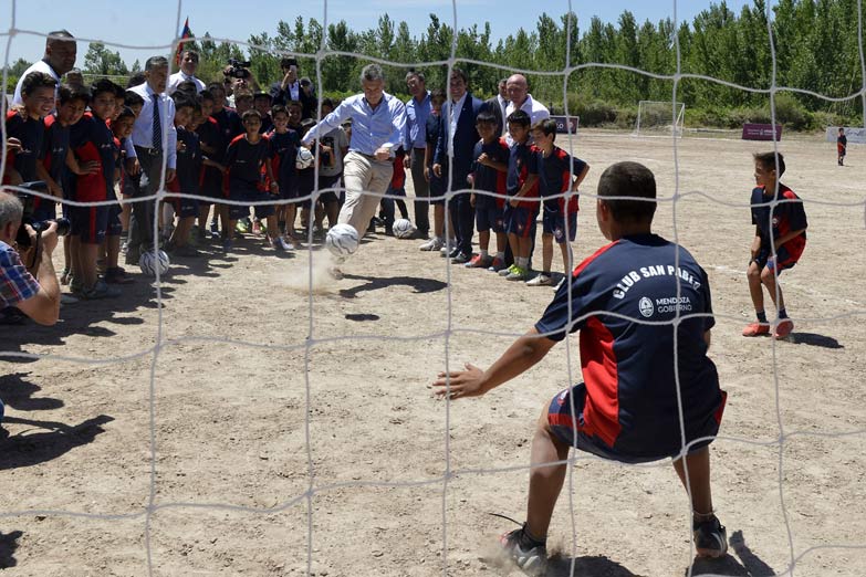 A Macri le atajaron un penal y se fue de vacaciones