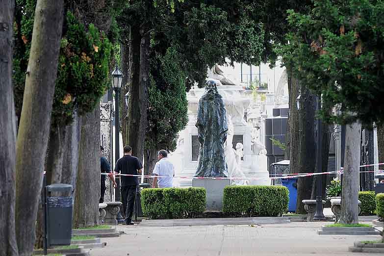 Insólito accidente de un turista en el cementerio de La Recoleta