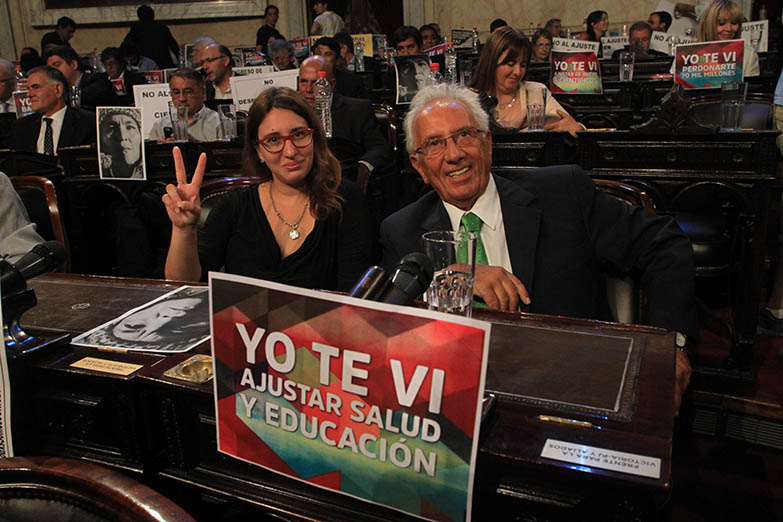 Carteles, gritos y el Correo Gate en medio del discurso