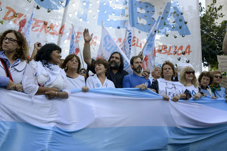 Paritarias: docentes intimaron por carta documento al gobierno de Vidal