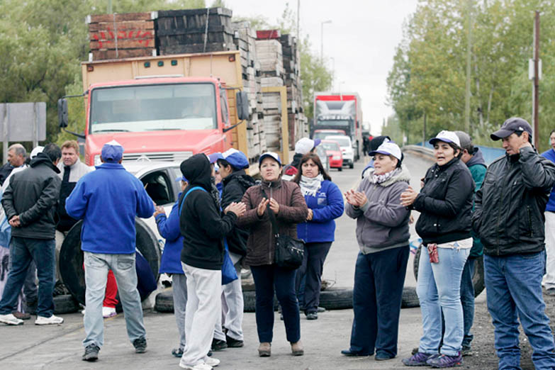 Crisis de las economías regionales: Moño Azul cierra su planta en Roca