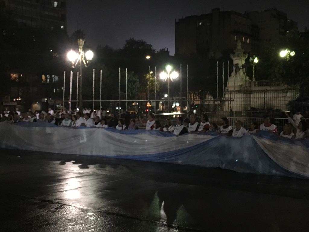 Tensión en el Congreso: la policía le impidió a los docentes armar una carpa, reprimió y detuvo a 4 maestros