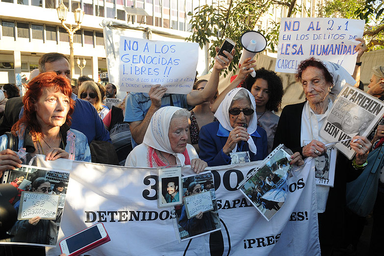 Las Madres protestaron frente al Episcopado contra el 2×1 y la “reconciliación”