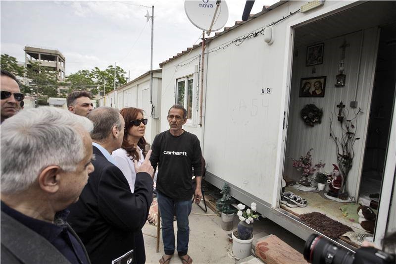 Cristina recorrió un centro de refugiados en Atenas y habló de «tragedia humanitaria pocas veces vista»