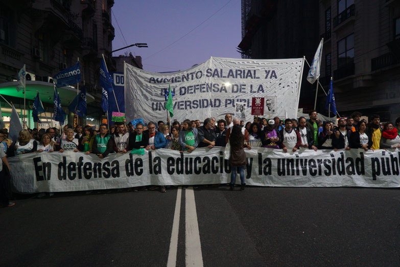 El gobierno insistió con el 15% para los docentes universitarios y sigue el plan de lucha