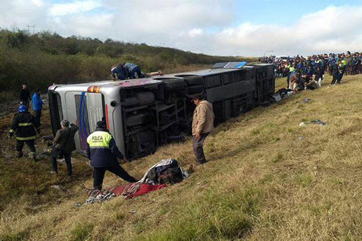 Contingente de jubilados: al menos 15 muertos y cerca de 40 heridos al volcar un colectivo en Tucumán