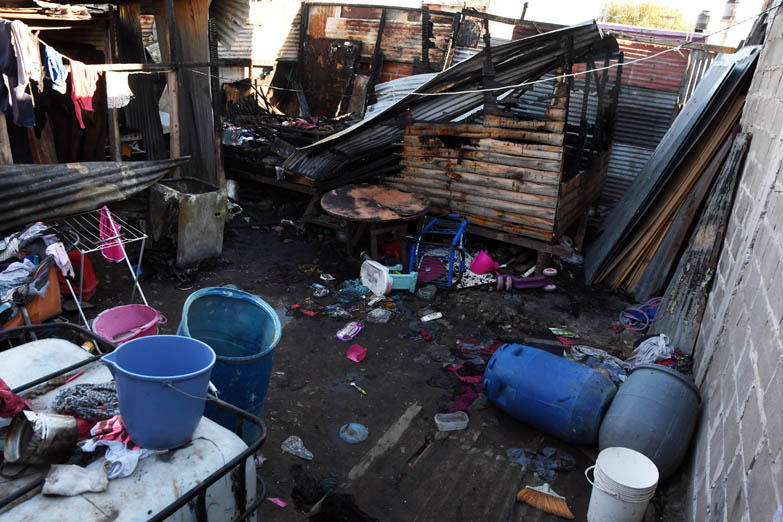 Lanús: dos muertos en otro incendio provocado por el uso de velas por falta de luz