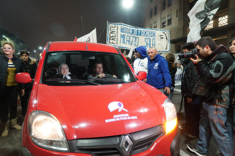 Emotiva marcha de antorchas de los trabajadores en homenaje a Evita