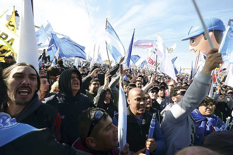 Petroleros toman yacimiento de Techint en Chubut