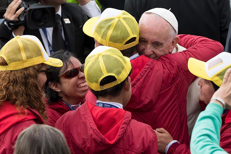 «Quisiera tener la gracia de llorar con ustedes», dijo Francisco a víctimas y victimarios