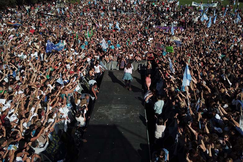 CFK denunció la pérdida del poder adquisitivo en un acto de homenaje por el voto femenino