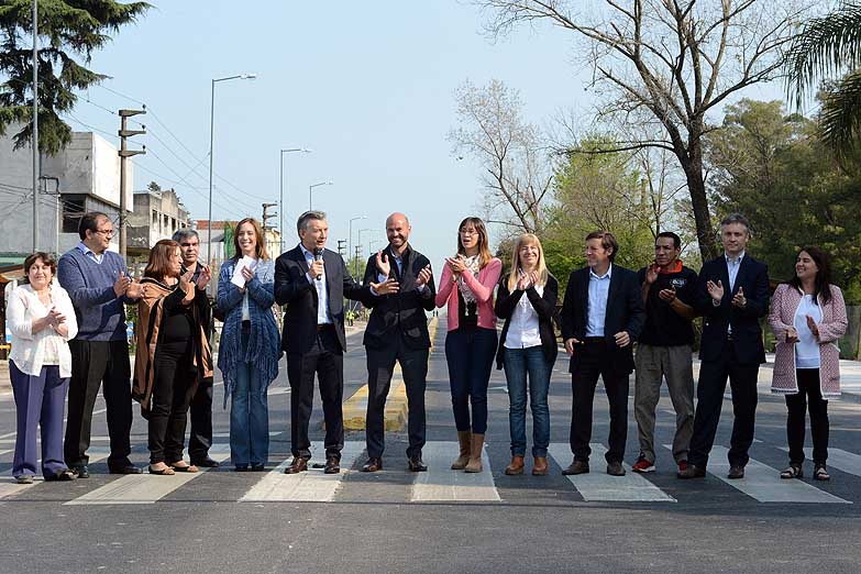 En campaña, Macri inauguró obras en la Ruta 8 con Vidal