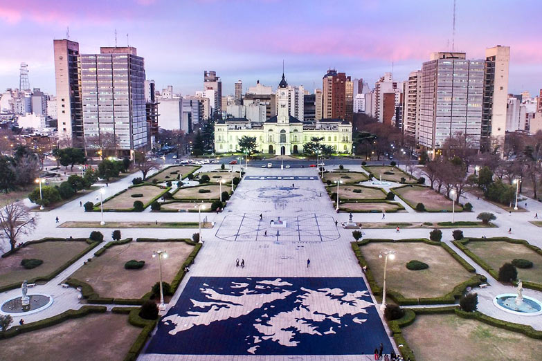 Borraron la imagen de Julio López y de Malvinas en la Plaza Moreno de La Plata