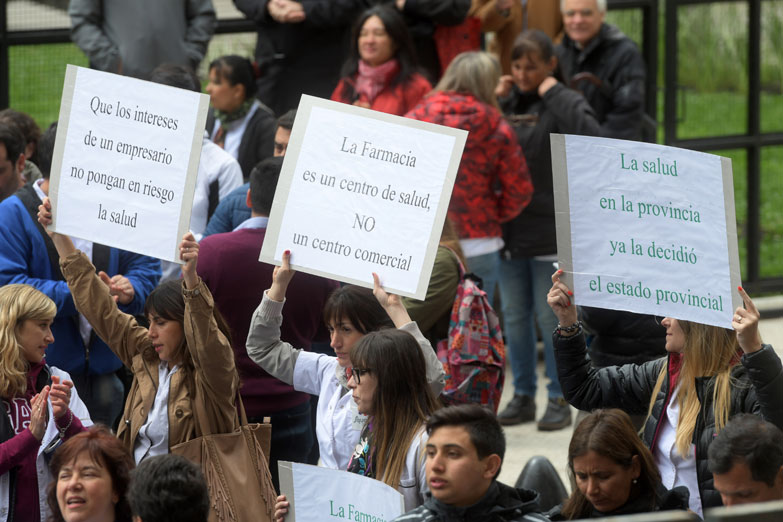 Farmacéuticos: abrazo simbólico a la Justicia contra el avance de Farmacity