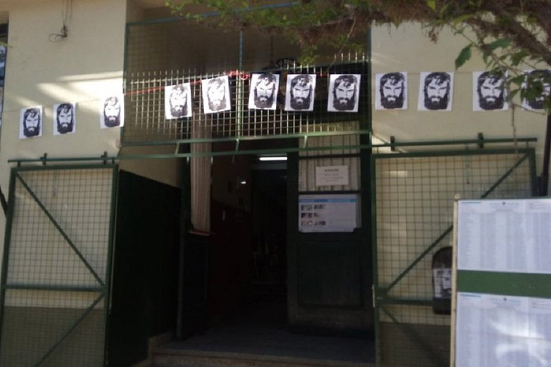 Carteles, pancartas y pintadas en la escuela donde debía votar Maldonado