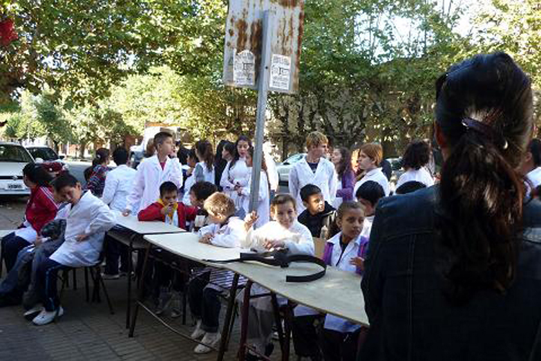 Docentes rechazan los ceses que ordenó Vidal y convocan a una clase pública