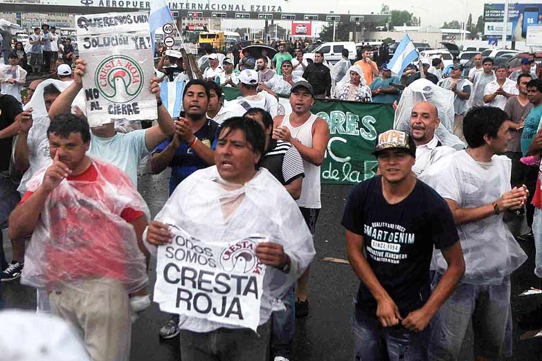 Reprimieron a los trabajadores de Cresta Roja