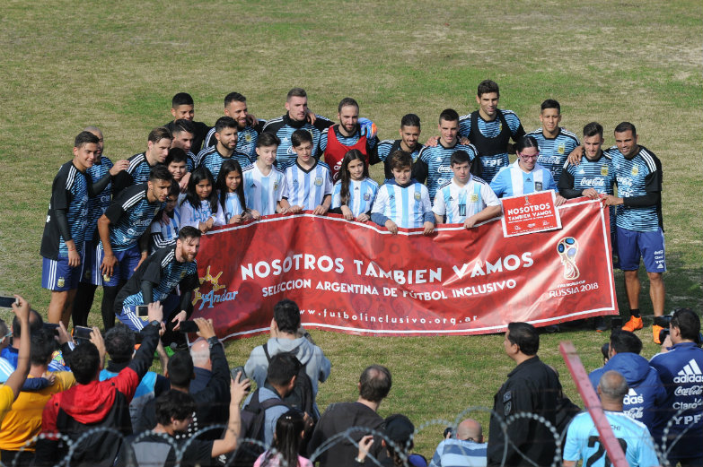 Messi juntó miles de pibes de clubes de barrio