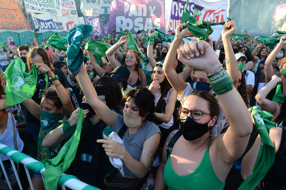 Glitter, calor y fútbol, el aguante de las pibas a la media sanción de la Ley del Aborto