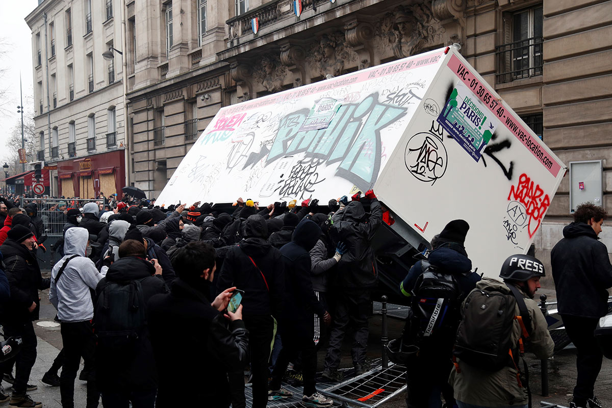 Masiva huelga general e incidentes en Francia contra la reforma previsional