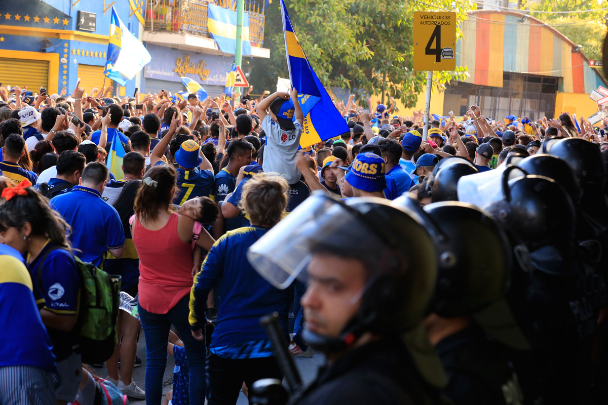 En el Día del Hincha de Boca, insultos a Angelici en las afueras de La  Bombonera