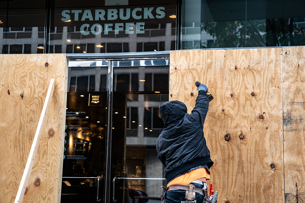 Por el miedo a incidentes, comercios de Estados Unidos tapian las vidrieras con placas de madera