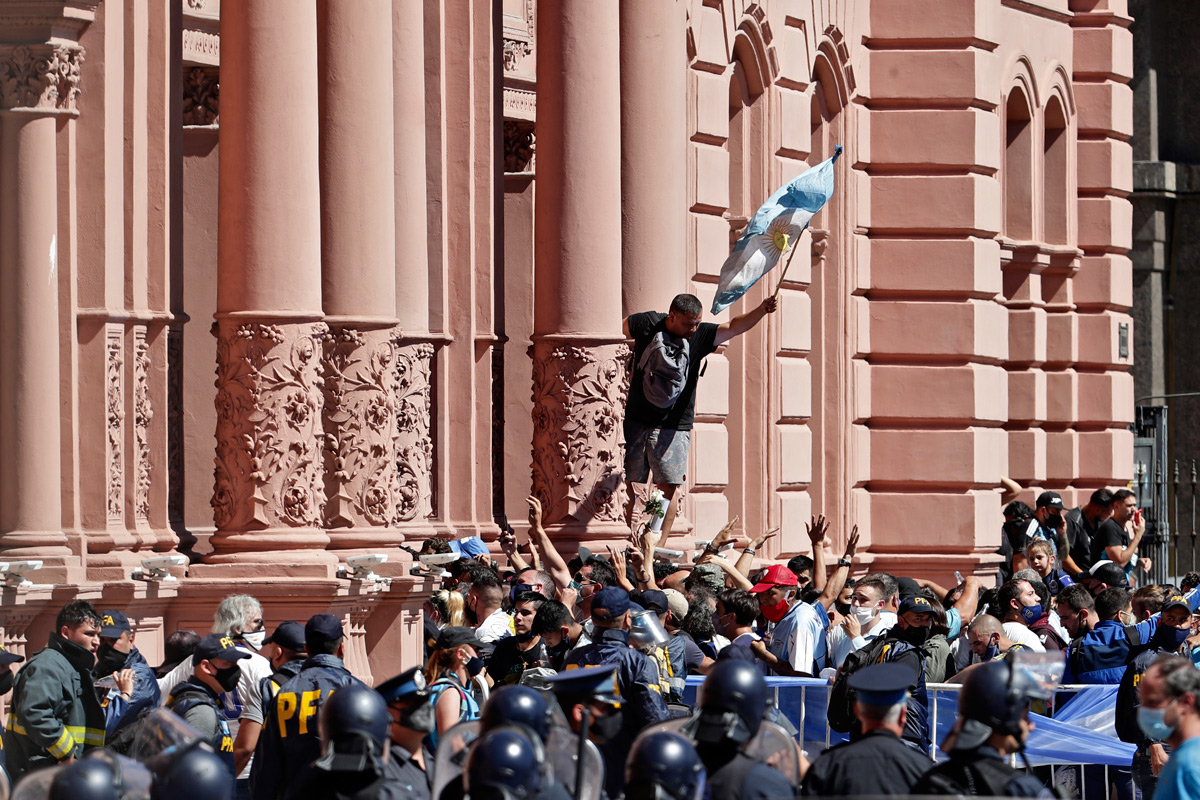 Balas de goma, represión y descontrol en el velatorio de Maradona