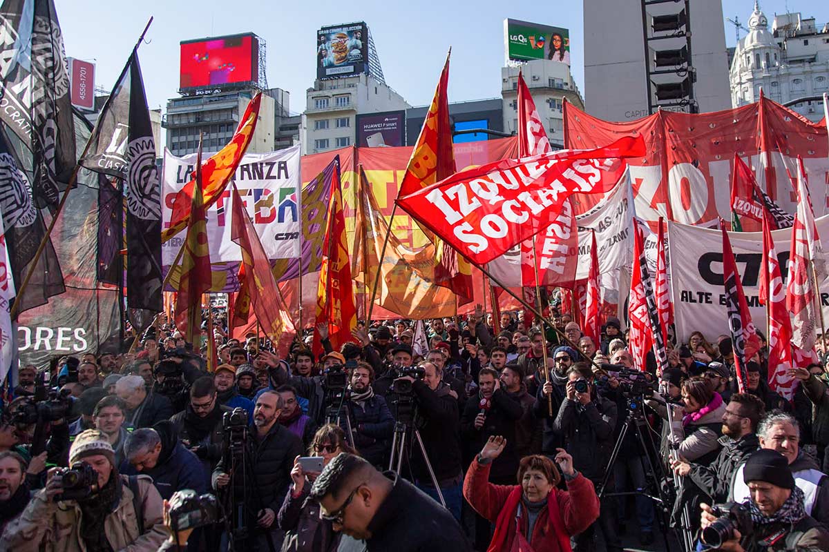 Con críticas al gobierno y a la CGT, el sindicalismo combativo cerró el paro activo con un acto en el Obelisco