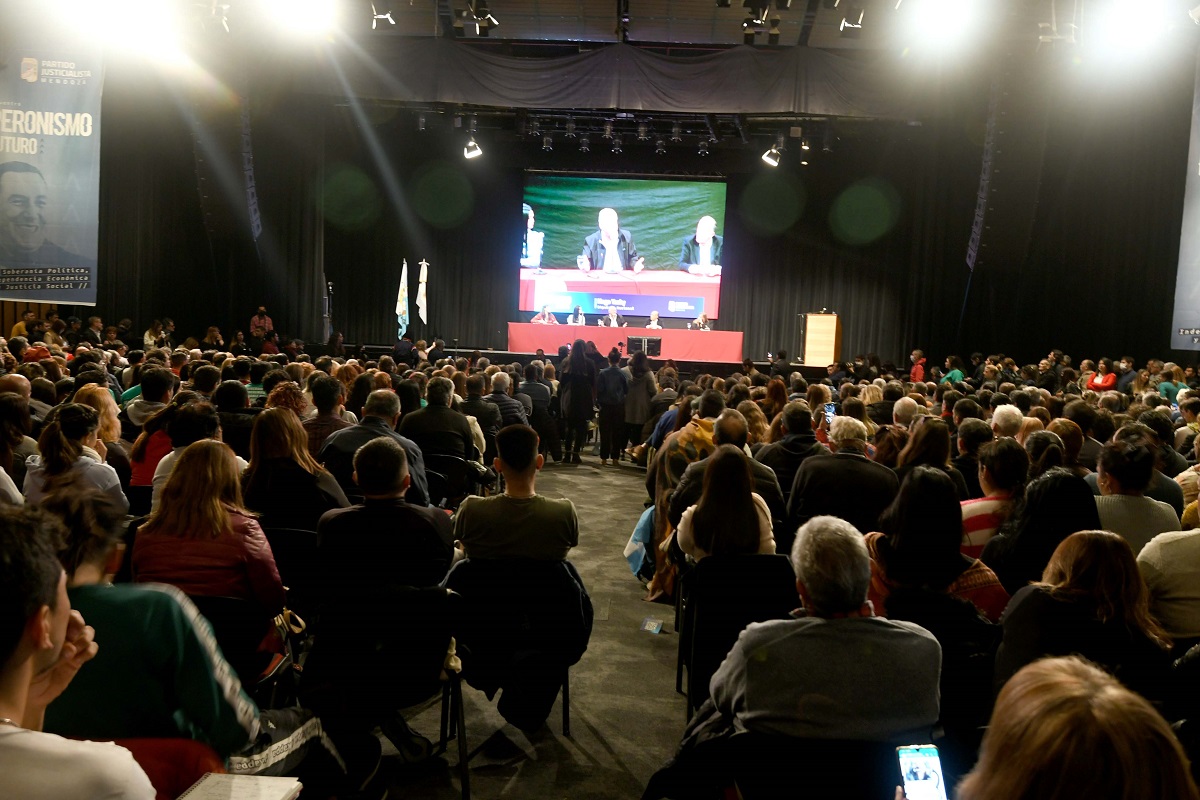 Massa y De Pedro encabezaron la cumbre del PJ: «El desafío del peronismo es construir una Argentina federal»