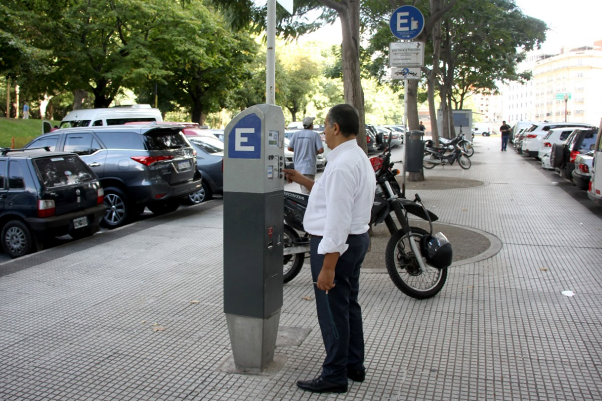 El uso de una app marca el fin de los parquímetros en las calles porteñas