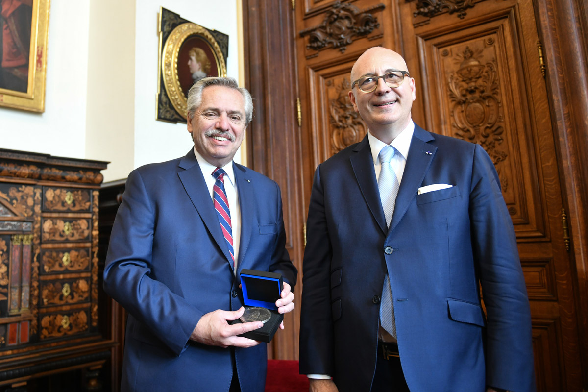 El Presidente visitó La Sorbona y recibió una medalla honorífica