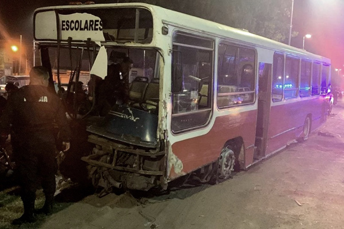 Se robó un micro escolar, chocó 16 autos, una ambulancia, 4 patrulleros y terminó a los tiros