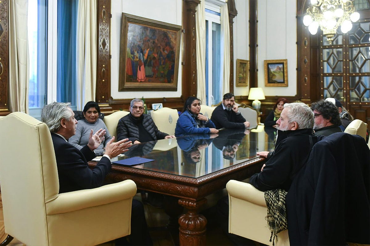 A un paso de que el Salario Básico Universal se transforme en protesta, el presidente recibió a movimientos sociales