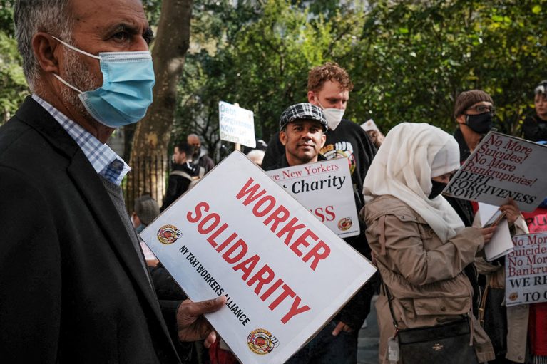 Reflejo de un humanidad injusta fuerte caída de los derechos laborales