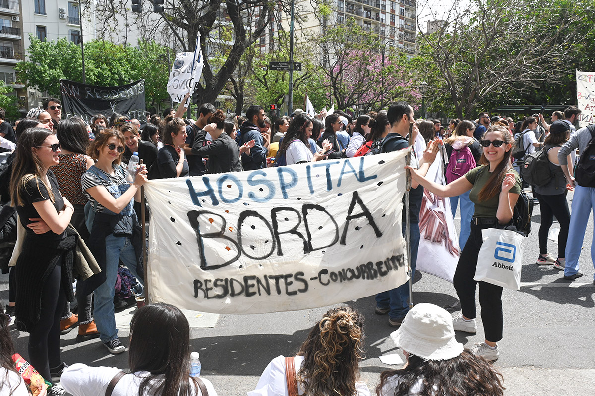 Médicos residentes y trabajadores estatales cumplirán medidas de fuerza por despidos y reclamos salariales