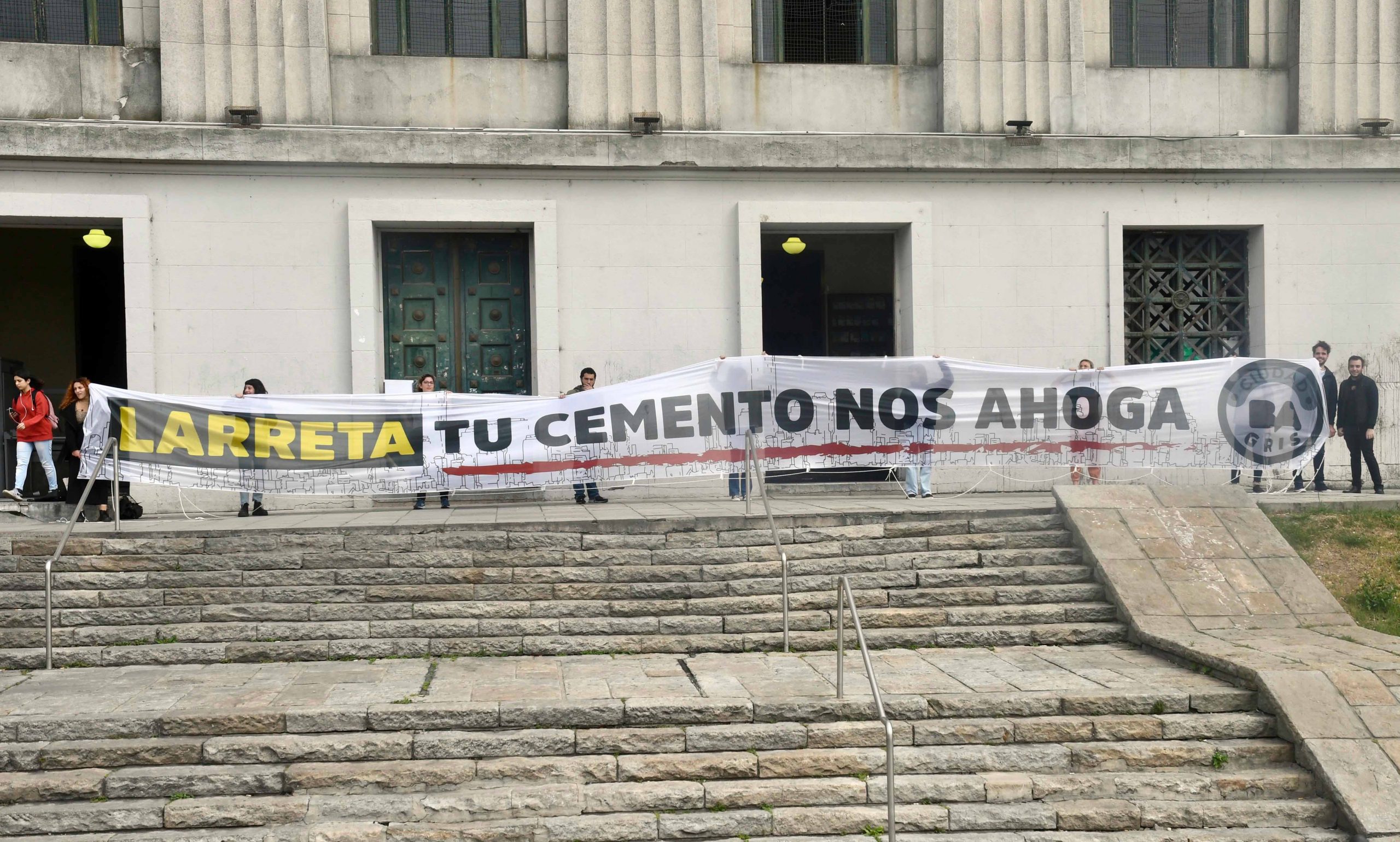 La Policía porteña rodeó a jóvenes que querían manifestarse contra la Cumbre de Alcaldes y los trató de subversivos