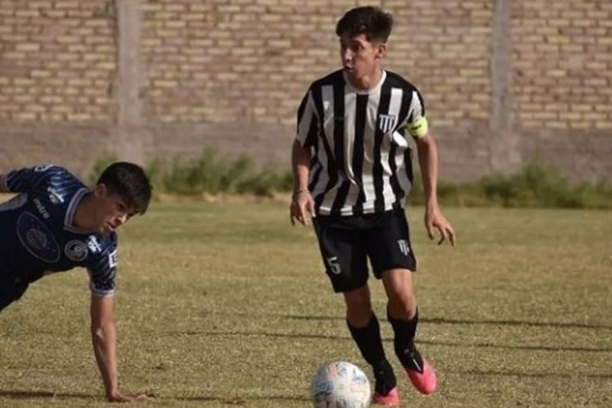 Otra tragedia en el fútbol: un jugador de 19 años murió electrocutado mientras miraba un partido