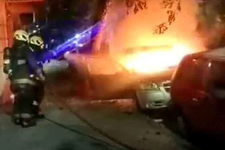 Hombre muere calcinado en un auto y detienen al hijo de la dueña por provocar el incendio