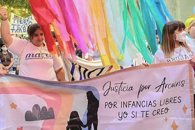 Convocan a una «muralla humana» para evitar que la niña Arcoiris sea llevada a La Rioja