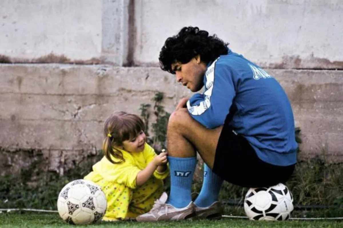 Dalma Maradona le canta a Diego en “Margaritas”, el tema que recuerda una de las fotos más tiernas del 10