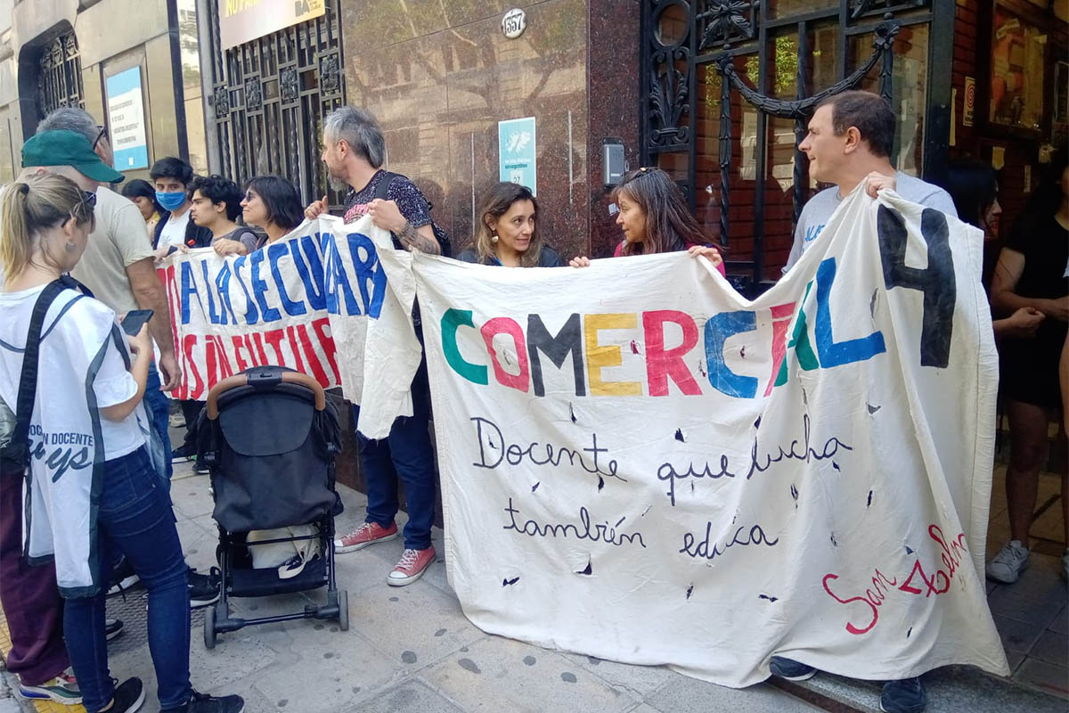 Tras la caída del techo, estudiantes, familias y docentes del Comercial 4 realizaron un abrazo a la escuela