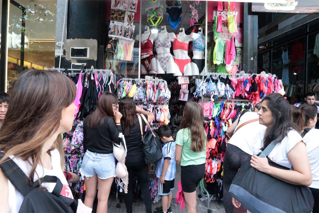 Calle Avellaneda: la meca textil de los precios bajos